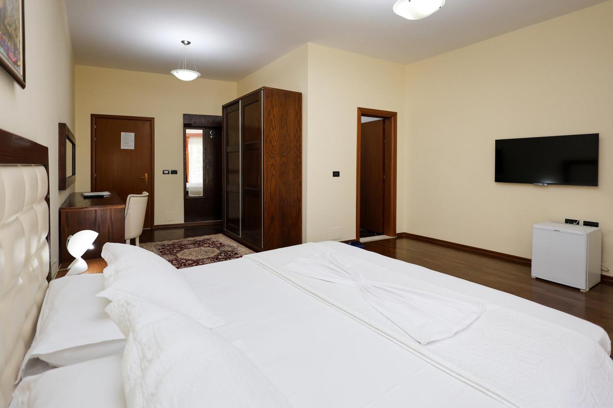Cerenisht Hotel Kanione מראה חיצוני תמונה